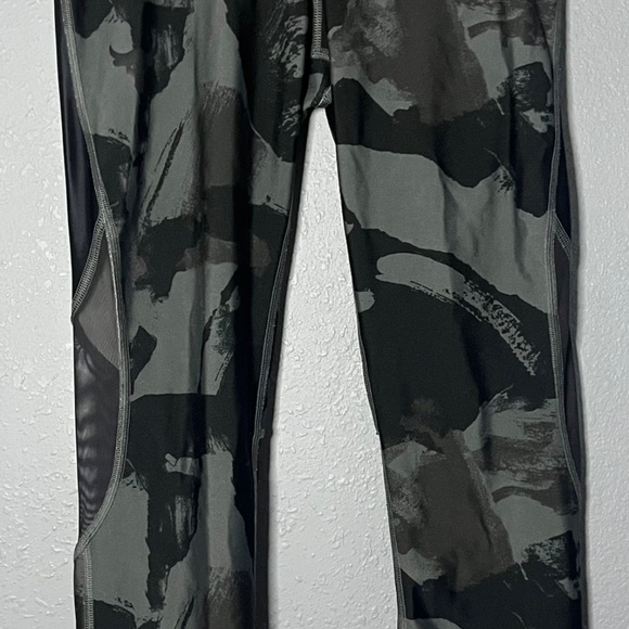 Under Armour Athletic‎ Capri Leggings Women’s Medium Compression Heat Gear Mesh - Picture 2 of 8